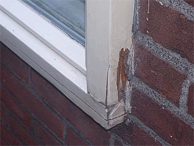 dit kozijn is duidelijk aan vervanging toe